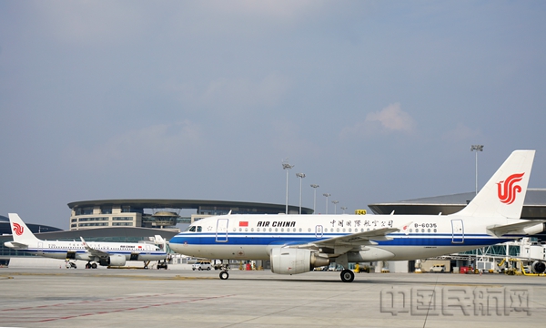 水印 图三国航西南分公司空客A319飞机调机转场至成都天府机场2.jpg
