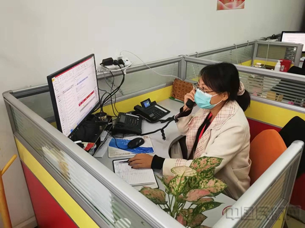附图1:胡卫华认真处理旅客投诉1.jpg 附图1:胡卫华认真处理旅客投诉1.jpg