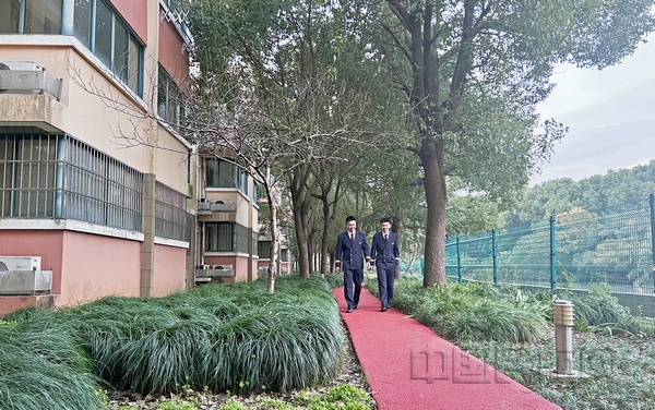 nEO_IMG_傍晚时分,东航飞行员在小区塑胶跑道上散步