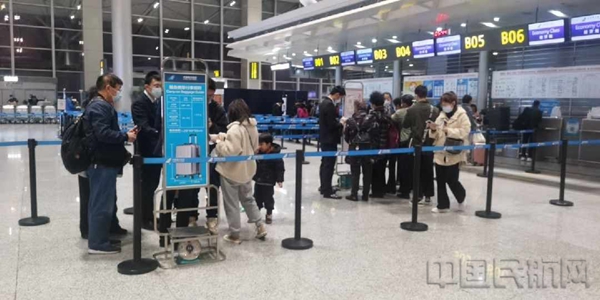 贵阳首场“冬雾”突袭 南航保障千名旅客安全出行 (1)1.jpg