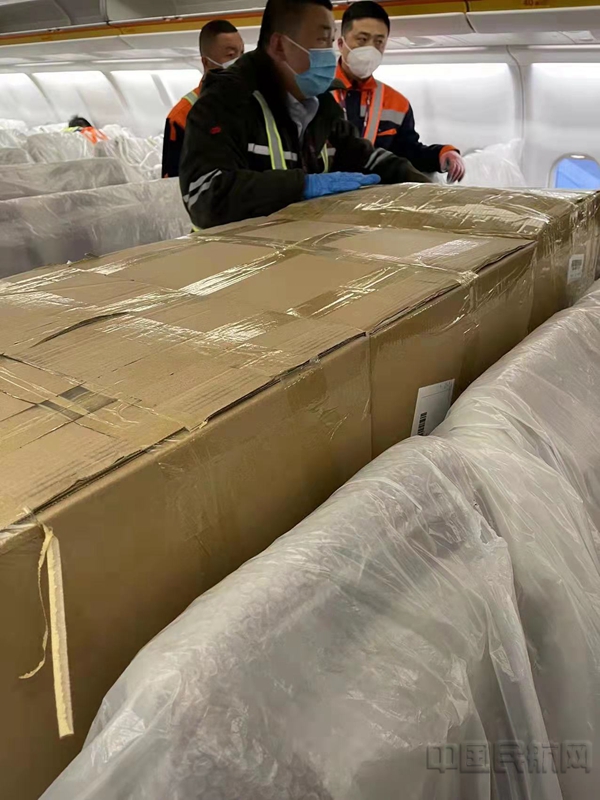 图片2 助力复工复产 首都航空郑州-伦敦货运包机顺利起航2.jpg