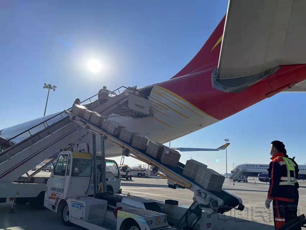 图片3 助力复工复产 首都航空郑州-伦敦货运包机顺利起航3.jpg