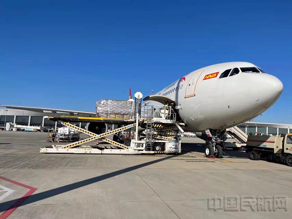 图片4 助力复工复产 首都航空郑州-伦敦货运包机顺利起航4.jpg