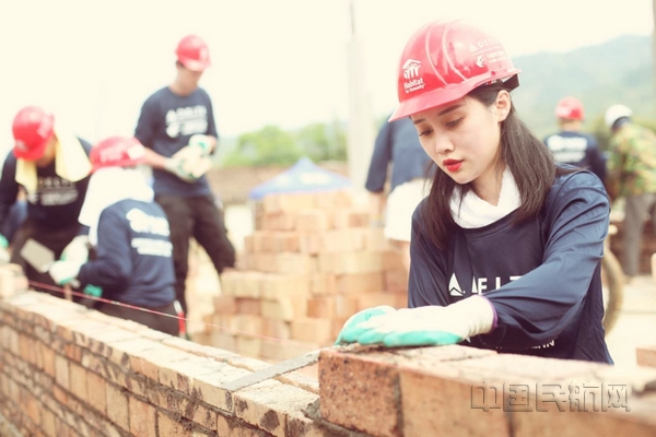 nEO_IMG_为贫困家庭实打实地搬砖建房.jpg nEO_IMG_为贫困家庭实打实地搬砖建房.jpg