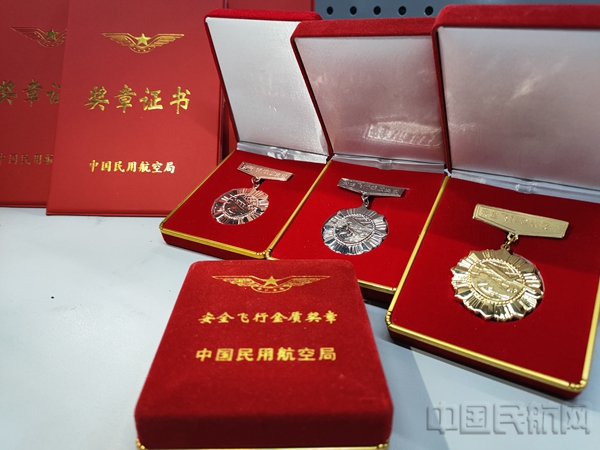 图片1 首都航空27名飞行员获颁中国民航局安全飞行奖1.jpg