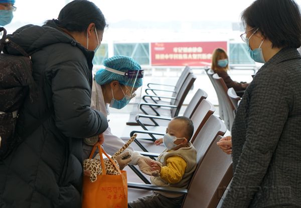 3.登机前,为“小天使”们做健康检查_副本.jpg 3.登机前,为“小天使”们做健康检查_副本.jpg