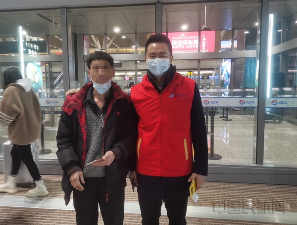 nEO_IMG_旅客许先生和南航志愿者范尧尧合影留念