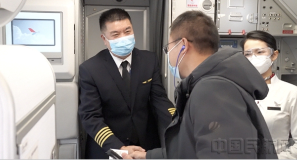 202112.20新闻通稿:翱翔蓝天42载 湖南航空首位机长光荣退休26109.jpg