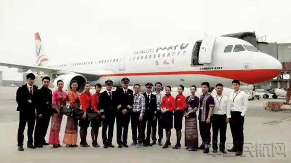 202112.20新闻通稿:翱翔蓝天42载 湖南航空首位机长光荣退休132502.jpg