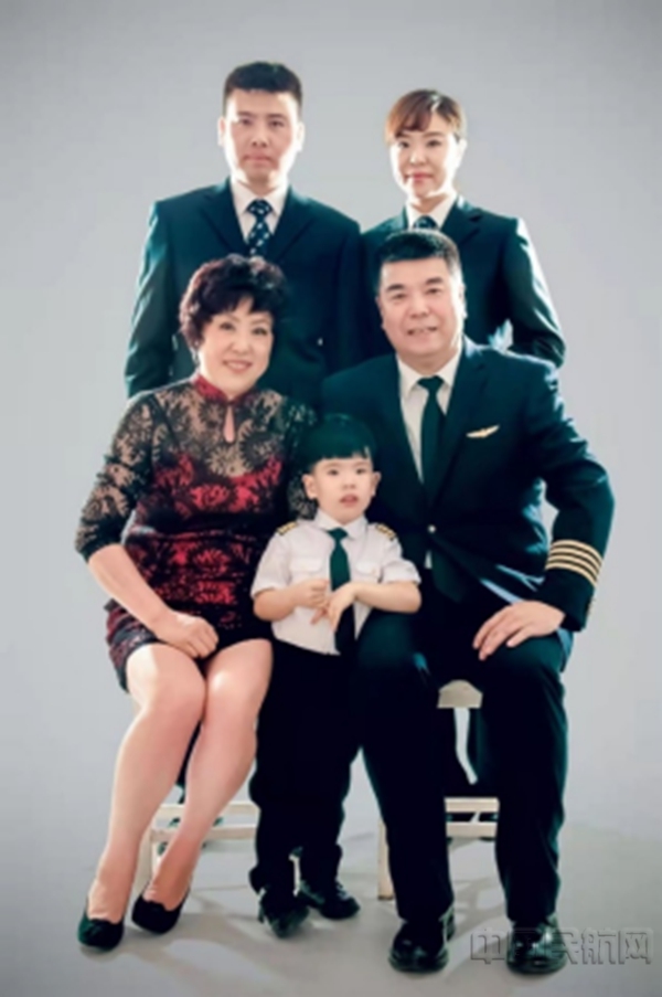 202112.20新闻通稿:翱翔蓝天42载 湖南航空首位机长光荣退休162404.jpg