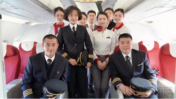 202112.20新闻通稿:翱翔蓝天42载 湖南航空首位机长光荣退休226308.jpg