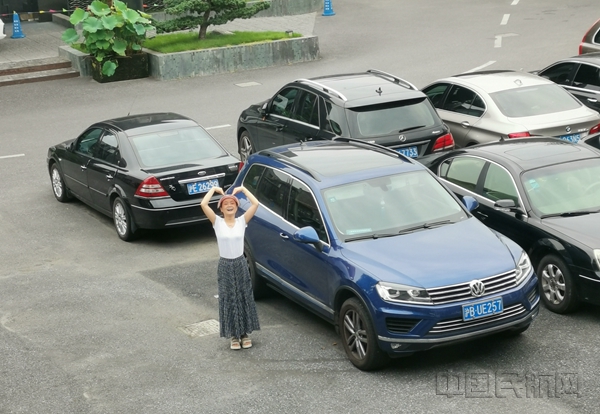 隔离酒店停车场,丁翔爱人隔空比心_副本.jpg 隔离酒店停车场,丁翔爱人隔空比心_副本.jpg