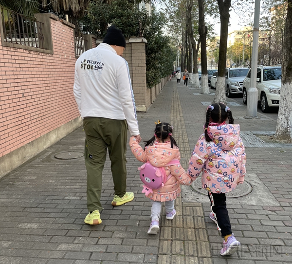 解除隔离,陶岩的角色由机长转换为奶爸,俩娃的接送就全由他承包了_副本.jpg 解除隔离,陶岩的角色由机长转换为奶爸,俩娃的接送就全由他承包了_副本.jpg