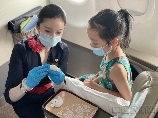 乘务员用毛巾制作小兔子,抚慰独自出门的无陪儿童特殊旅客-东航客舱供图3