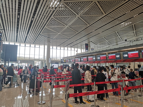 附图1:春运第一天,旅客在海口美兰国际机场T2航站楼海航值机柜台前有序办理乘机手续。_副本.jpg 附图1:春运第一天,旅客在海口美兰国际机场T2航站楼海航值机柜台前有序办理乘机手续。_副本.jpg
