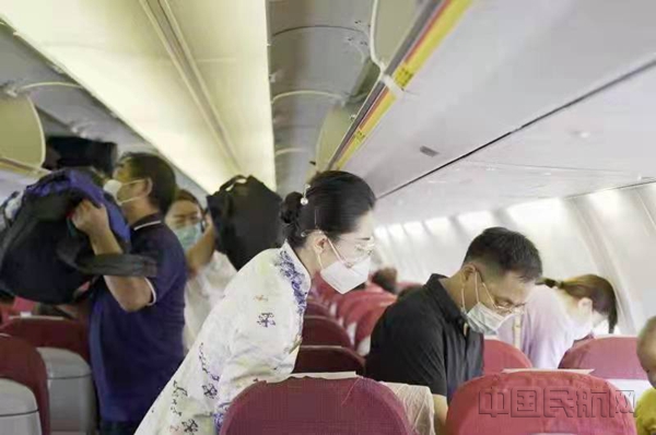 附图7:春运第一天 海南航空乘务员协助旅客整理行李_副本.jpg 附图7:春运第一天 海南航空乘务员协助旅客整理行李_副本.jpg