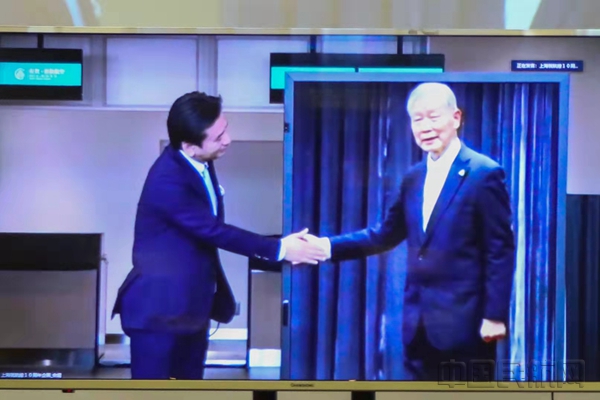 春秋集团董事长王正华(右)与日本佐贺县知事山口祥义通过网络握手交流-春秋供图_副本.jpg