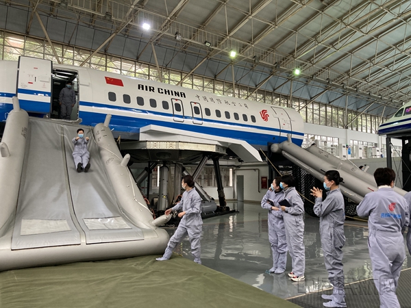 跳滑梯训练_副本.jpg 跳滑梯训练_副本.jpg