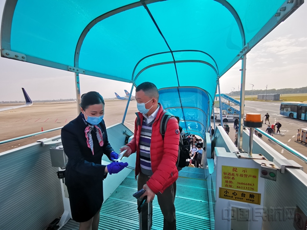 1月27日，易佳迎接MU9306航班的春运旅客登机-税宁摄_副本.jpg