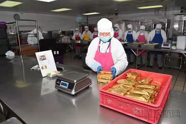 东航食品虹桥中心热厨车间-东航供图.jpg