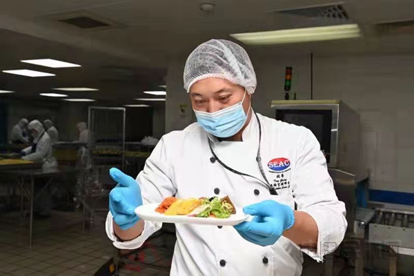 张亭正在检查菜品摆盘样式-东航供图.jpg