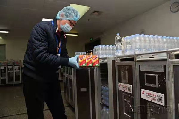 黄磊将老上海饮料“雪菲力”装入配餐小推车-东航供图.jpg