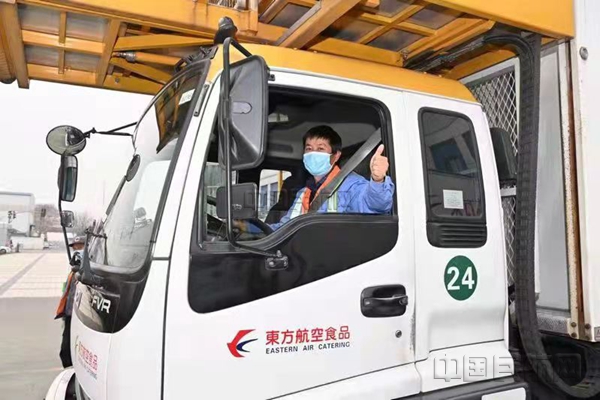 代玉前驾驶配餐车出发前往机坪-东航供图.jpg