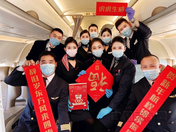 nEO_IMG_辞旧迎新之际,东航机组送上新春问候
