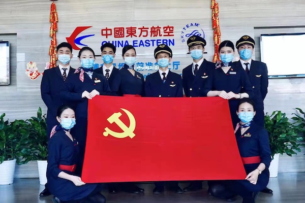 东航蓝天党小组成员保障飞往张家口的主题航班-巢天宇摄.jpg 东航蓝天党小组成员保障飞往张家口的主题航班-巢天宇摄.jpg