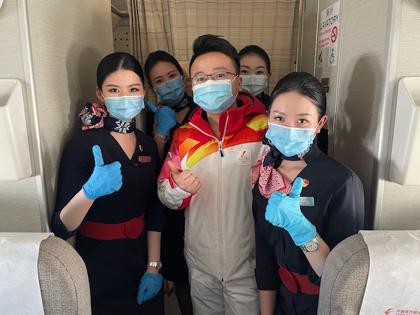 东航空乘与火炬手分享燃情冬奥的喜悦-巢天宇摄.jpg 东航空乘与火炬手分享燃情冬奥的喜悦-巢天宇摄.jpg