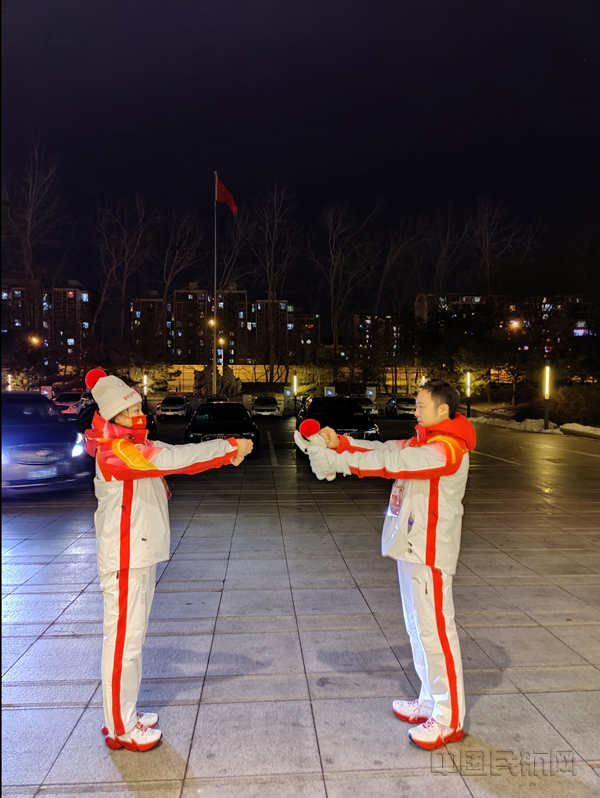 郭季方与第119棒火炬手刘燕玲反复练习交接环节_副本.jpg 郭季方与第119棒火炬手刘燕玲反复练习交接环节_副本.jpg