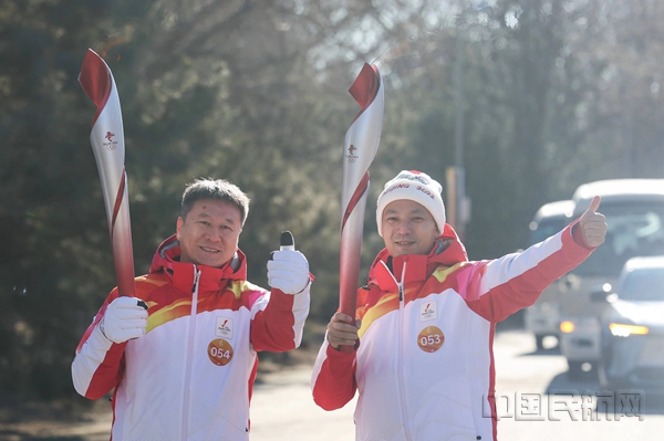 2.与第54棒火炬手、国航运控中心丁艳华在圣火传递现场合影_副本.jpg 2.与第54棒火炬手、国航运控中心丁艳华在圣火传递现场合影_副本.jpg