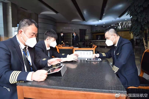 孙克兢(右)航前准备_副本.jpg 孙克兢(右)航前准备_副本.jpg