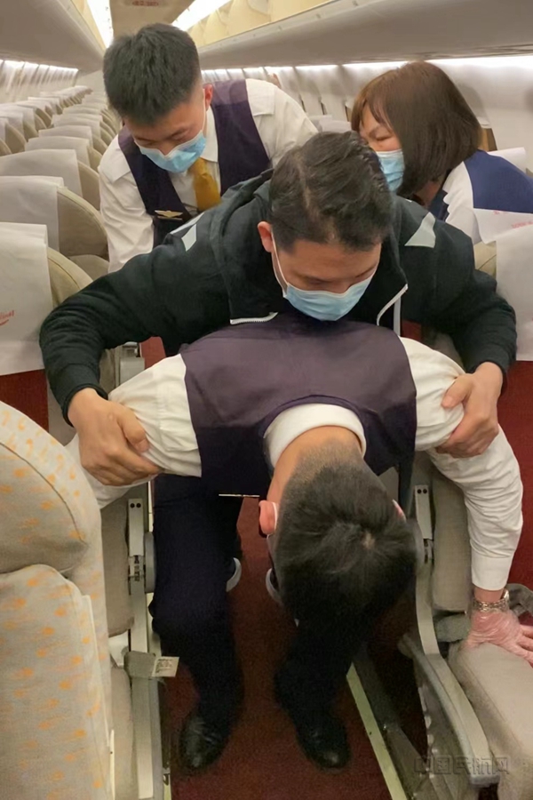 水印 图 北部湾航空乘务员张帆在客舱中的真情服务4