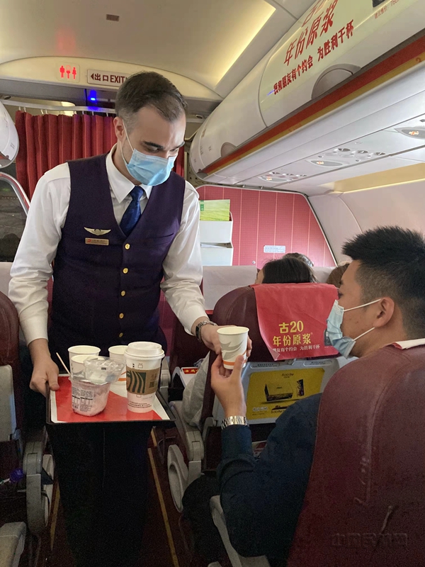 水印 图片3 首都航空葡萄牙籍乘务员马旭3.jpg