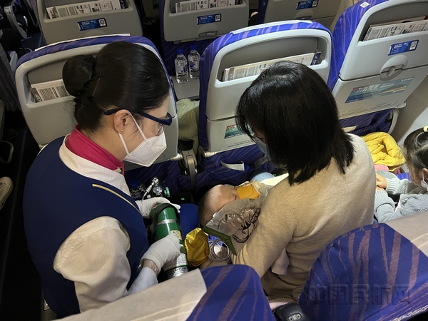 nEO_IMG_年轻妈妈紧急求援 南航空姐暖心救助昏迷婴儿转危为安 图.jpg nEO_IMG_年轻妈妈紧急求援 南航空姐暖心救助昏迷婴儿转危为安 图.jpg