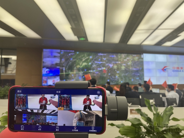 东航升级的空地互联保障了女足回国包机的高清连线直播,也服务了广大旅客-东航供图_副本.jpg 东航升级的空地互联保障了女足回国包机的高清连线直播,也服务了广大旅客-东航供图_副本.jpg