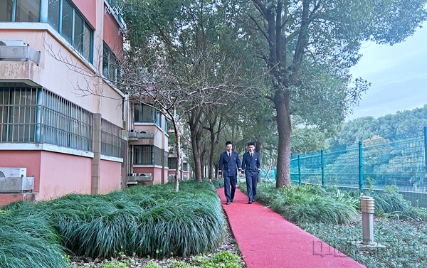 东航员工居住的林锦庭园小区物业更换、完善服务,图为员工在小区新添的塑胶跑道散步-东航供图_副本.jpg 东航员工居住的林锦庭园小区物业更换、完善服务,图为员工在小区新添的塑胶跑道散步-东航供图_副本.jpg