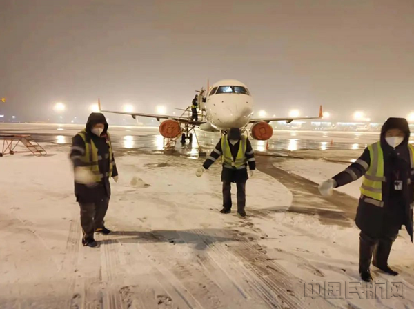 图一 天津航空为特殊天气航班运行筑起安全屏障_副本.png