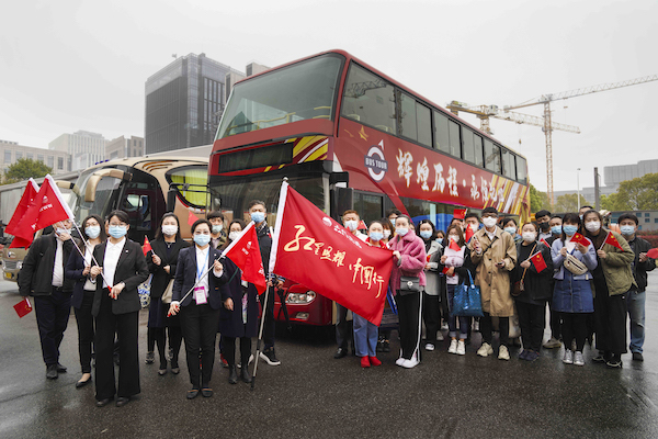 红色巴士首发仪式1.jpg 红色巴士首发仪式1.jpg