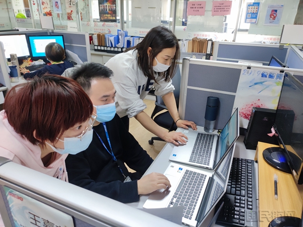 热心帮助同事安装居家办公软件的康程(中)-东航供图2