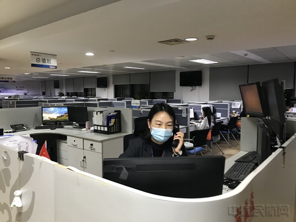 临时匆匆赶来的孙青岚在岗位上-东航供图1