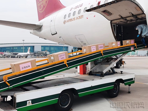水印 图为吉祥航空HO1038航班在广州机场装载均瑶集团采购防疫物资上机1