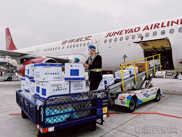 水印 图为吉祥航空成都营业部协助装运医用口罩2