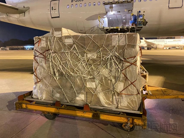 东航物流保障运抵上海的3.5吨芯片-东航物流供图_副本.jpg 东航物流保障运抵上海的3.5吨芯片-东航物流供图_副本.jpg