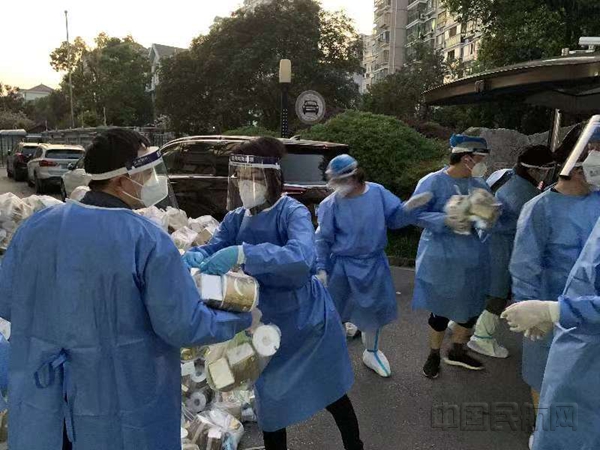 7搬运物资的孙梅(左二)-东航研发中心供图_副本.jpg 7搬运物资的孙梅(左二)-东航研发中心供图_副本.jpg