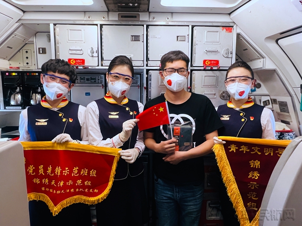 图二 获奖旅客与乘务员合影1.jpg 图二 获奖旅客与乘务员合影1.jpg