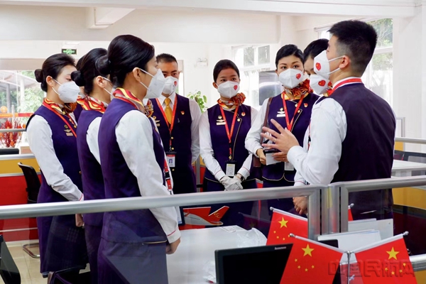 图 执行援沪包机任务的北部湾航空乘务组在航班起飞前进行细致的航前准备13