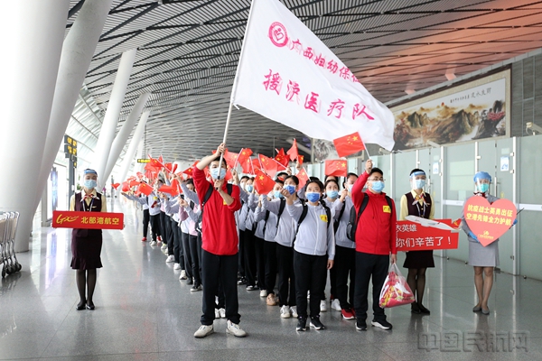 图 北部湾航空地面服务人员保障援沪医疗队员前往登机口04