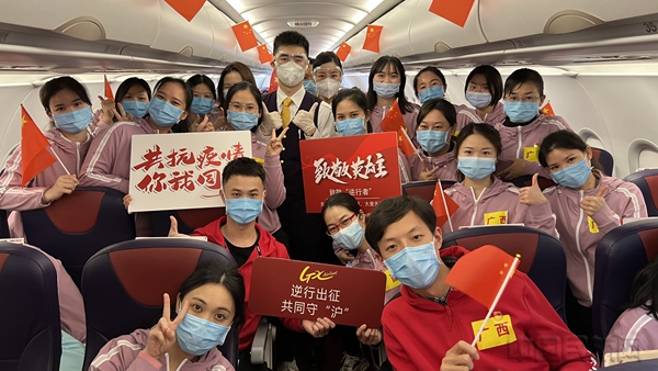 图 广西第四批援沪医疗队员在北部湾航空援沪包机航班上合影10